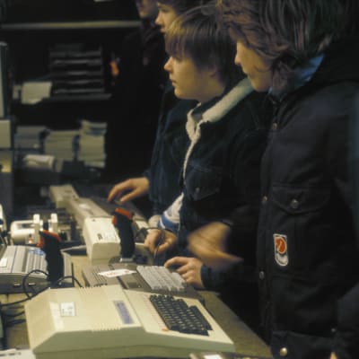 Killar prövar datorer i en elektronikaffär 1984.