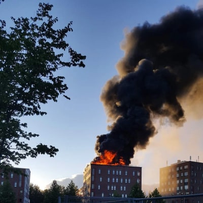 Ett höghus står i lågor i Jyväskylä 10.7.2020.