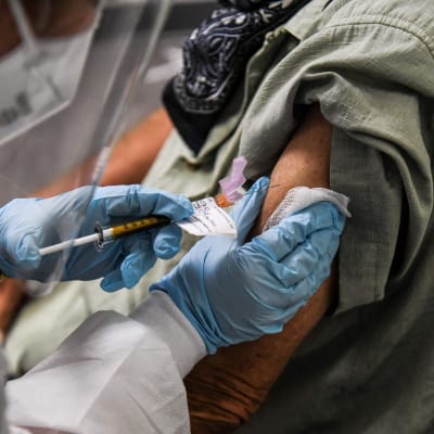 En man som ingick i en försöksgrupp vaccinerades här mot covid-19 i en forskningscentral i Hollywood, Florida den 13 augusti. 