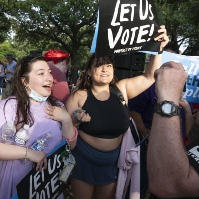 Demokraattien kannattajat kokoontuivat viikonloppuna Texasin Austinissa osoittamaan mieltään vaalilain muuttamisen puolesta. 