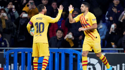 Lionel Messi och Luis Suarez firar ett mål.