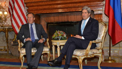 Utrikesministrarna Sergej Lavrov och John Kerry under ett möte i Rom i december 2014.