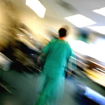 Bild på en sjukhusanställd vid arbete.