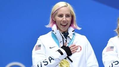 Kikkan Randall står på prispallen med OS-guld runt halsen