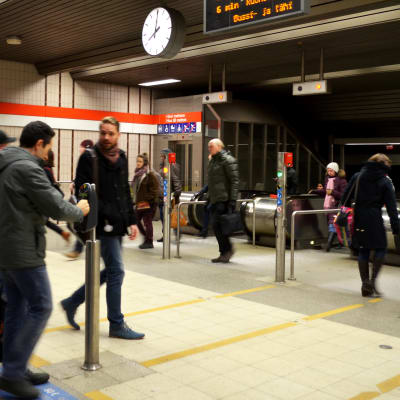 En metrostation med passagerare.