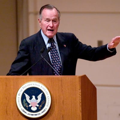 George Bush den äldre håller tal i mars 2005.
