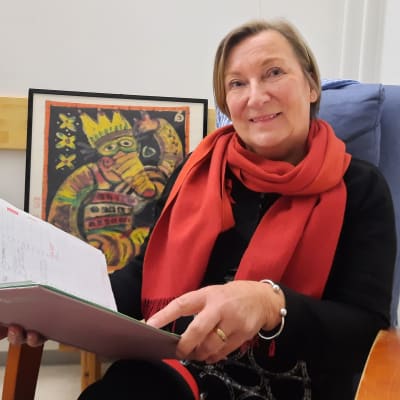 Kvinna som sitter i en stol