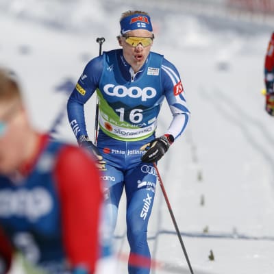 Iivo Niskanen ylittää maaliviivan kuudentena Planican 50 kilometrillä.