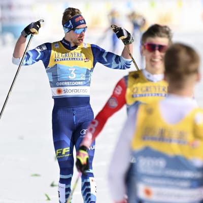 Joni Mäki firar VM-silver.