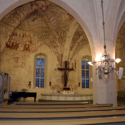 Ingå kyrka - altare och valv.