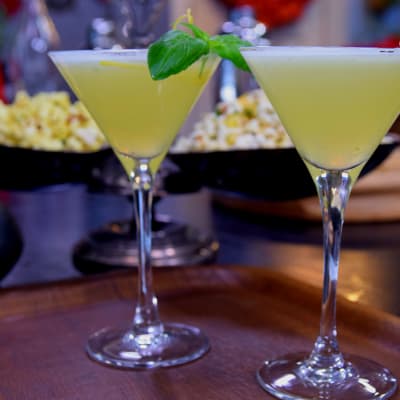 Två alkoholfria drinkar i cocktailglas.
