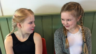 Jesica Kottelin, 10 år, och Filippa Lindfors , 9 år, uppträder på dansevenemanget Moves 2017 i Hangö.