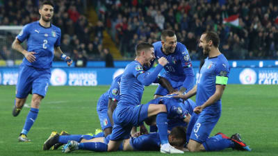 Italiens landslag jublar efter mål.