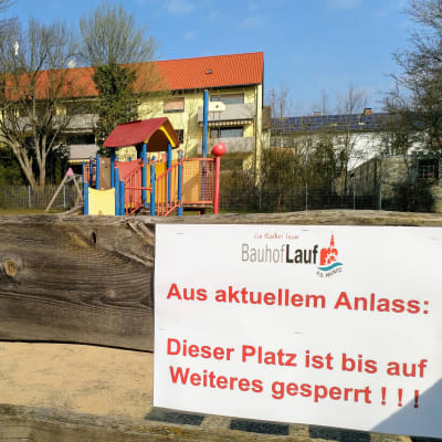 Skylt som förjuder tillträde till en lekplats i Tyskland.