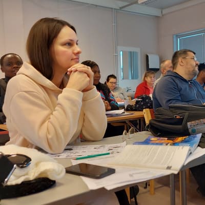 Ukrainska flyktingen Yuliia Datsenko följer med språkundervisningen på Norrvalla folkhögskola i Vörå. 