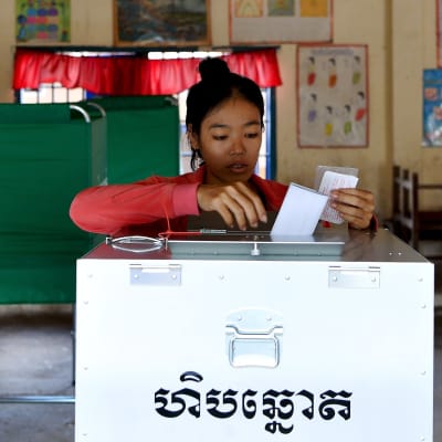 En kambodjansk kvinna röstar i en vallokal i huvudstaden Phnom Penh.