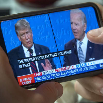 Donald Trump och Joe Biden på en telefonskärm
