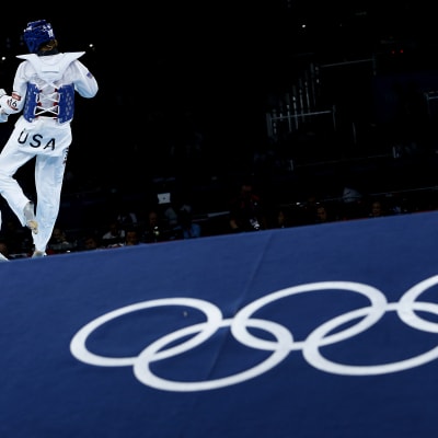Suvi Mikkonen går en match i OS i London.