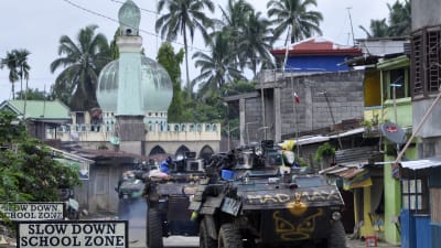 Armén använder specialenheter i bepansrade fordon i striderna inne i Marawi som hade över 200 000 invnare
