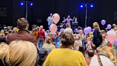 BUU-klubben uppträdde på Korsholmskalaset i Botniahallen.
