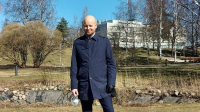 Jussi Saramo klädd i blå rock