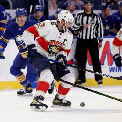 Aleksander Barkov försöker hålla koll på pucken.