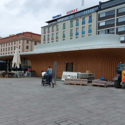 Turun Kauppiaskadun puolella kauppatoria aloittaa Agnes-ravintola paviljonkirakennuksessa.