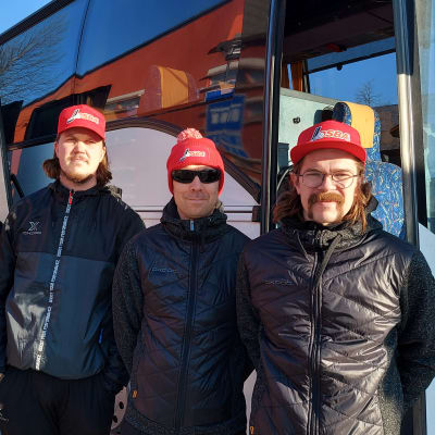 Josbalaiset Juho Väisänen, Sakari Salmela, Ville Pesonen ja Jami Huhtala  seisovat bussin edessä.