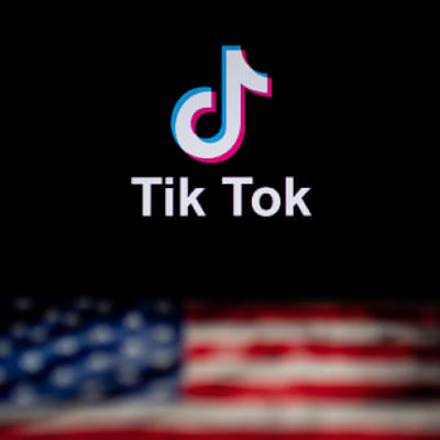 Tiktok-logon och den amerikanska flaggan. 