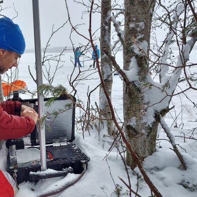 Tutkijatohtori Hamish Pritchard tutkii lumen vahvuutta Kuusamossa uudella menetelmällä. Lunta mitataan laajasti hyväksikäyttäen Kitkajärveä.