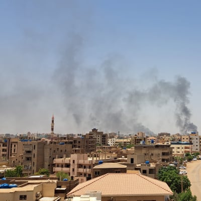 Rökmoln över Sudans huvudstad Khartoum 