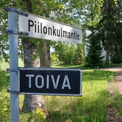 Toiva-Piilonkulmantien tienviitat Janakkalassa.