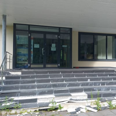 Suljettuna olevan Kolin kylpylän portaat, jotka ovat vaurioituneet pahasti