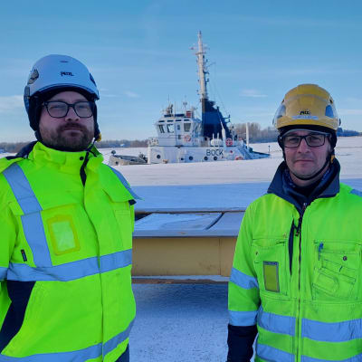 Stuvare Tommy Liljekvist (till höger) och Euroports operativa chef Tony Hanner står bredvid varandra i hamnen i Jakobstad.