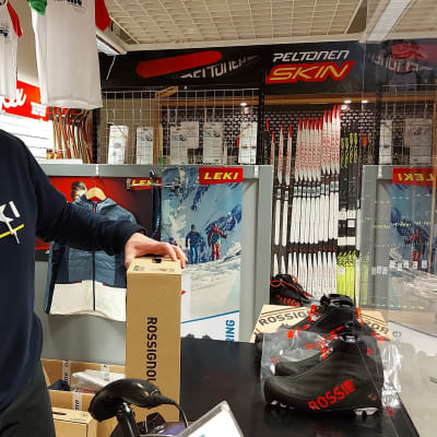 Yrittäjä Pasi Kuusela Rukan Wolf Sportista sanoo, että pikkuhiljaa hiihtomonoja alkaa löytyä kaupan hyllylle.
