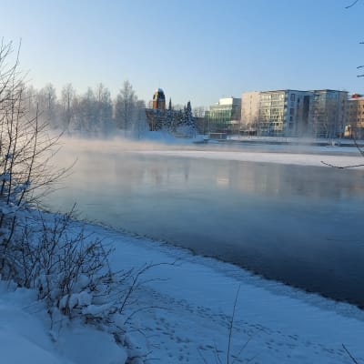 Pielisjoki höyryää kuulaana pakkasaamuna