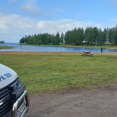 Poliis etsii kadonnutta poikaa Joensuun Linnunlahden uimarannalla.