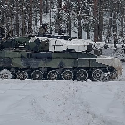 Panssariprikaatin Leopard 2A6-panssarivaunu Parolannummella