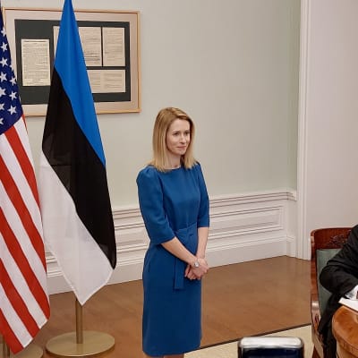 USAs försvarsminister Lloyd Austin skriver i gästboken på Stenbockska huset i Tallinn, där den estniska regeringen jobbar. Estlands premiärminister Kaja Kallas tittar på.