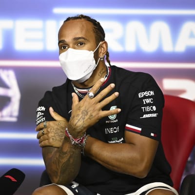 Lewis Hamilton talar på presskonferens.