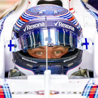 Valtteri Bottas sitter i sin Formel 1-bil.
