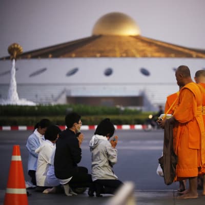Wat Dammakaya-templet som är berömt för sin futuristiska stil ligger på ett vidsträckt område i Bangkoks utkanter