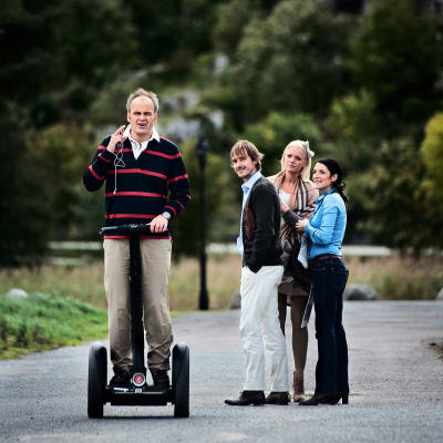  Johan Rheborg, Jonas Karlsson, Josephine Bornebusch ja Rebecka Teper Solsidan-sarjan kuvauksissa vuonna 2010.