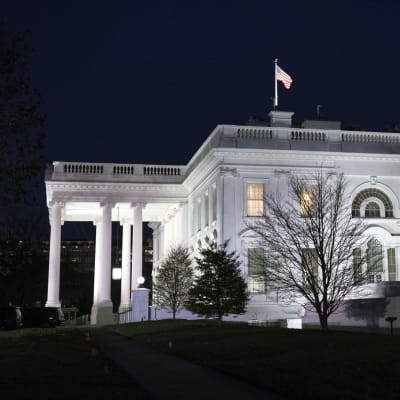 Vita huset som är upplyst i mörkret. 