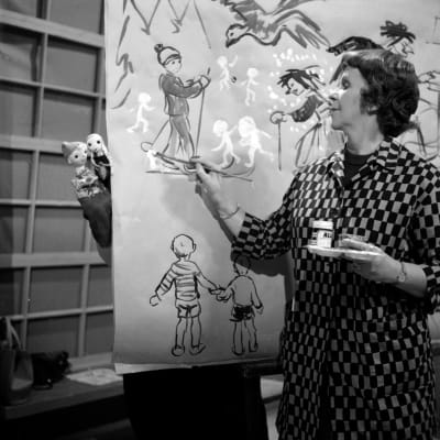 Kylli-täti Kylli Koski piirtää ja maalaa tarinaa Lasten ruutu -ohjelmassa 1960