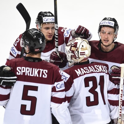 Lettlands landslag i ishockey klappar om varandra.