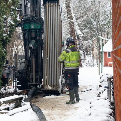 maalämpöpumpun kaivon poraamista omakotitalon pihalla Espoossa.