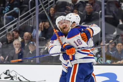 Mattias Ekholm gratulerar Zach Hyman som nyss har fullbordat sitt hattrick.
