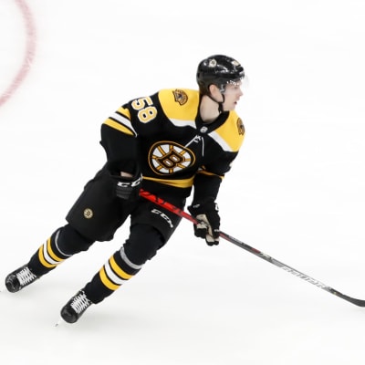 Urho Vaakanainen med pucken.