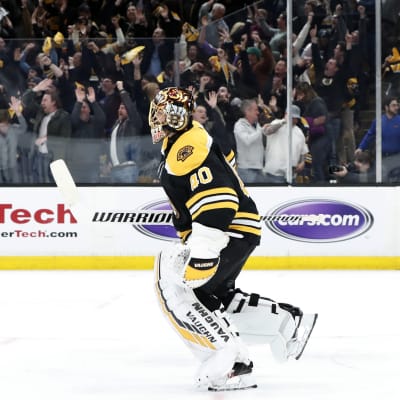Tuukka Rask och Bostonpubliken firar segermålet.